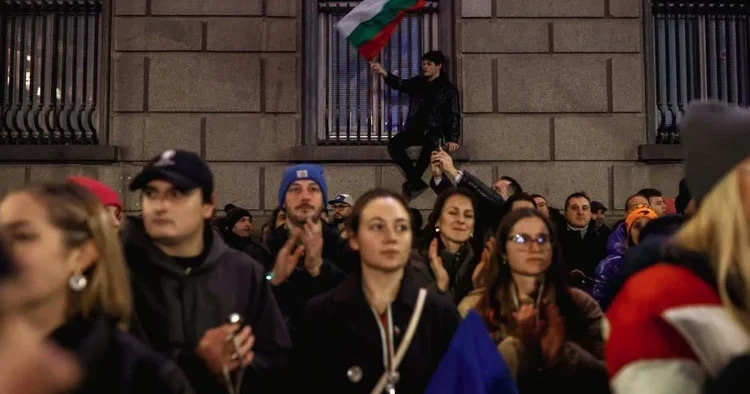 Komşuda halk sokağa indi: 25 ten fazla şehirde protesto