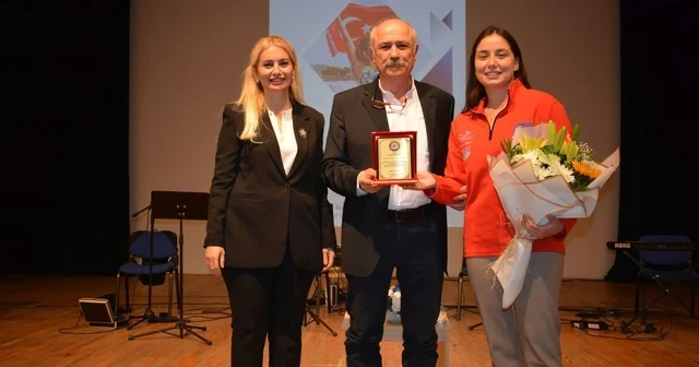 Milli yüzücü Bengisu, Ege Üniversitesinde başarı hikayesini anlattı İzmir Haberleri