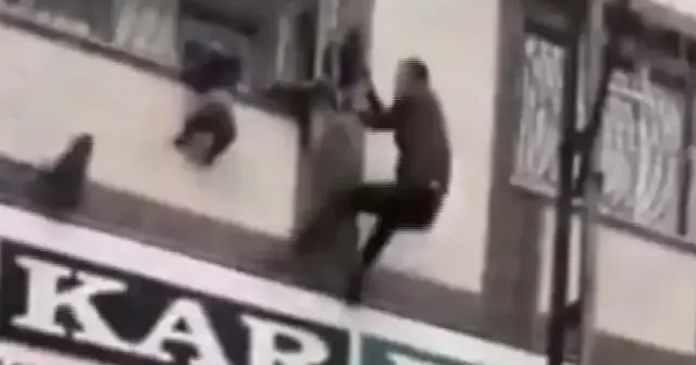Gaziantep te film sahnesi gibi olay: Düşmek üzere olan çocuğu direğe tırmanıp kurtardı VİDEO İZLE