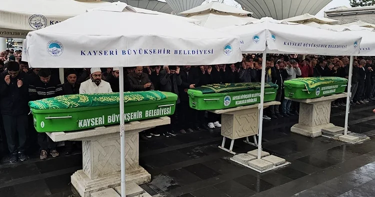 Anne ve iki çocuğu yan yana son yolculuğuna uğurlandı