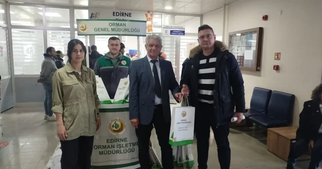 Edirne Tapu Müdürlüğünde işlem yaptıranlara fidan hediye edildi Edirne Haberleri