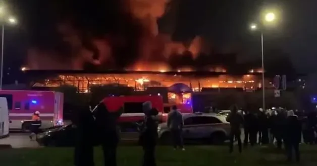 Rusya nın St. Petersburg kentinde pazar yerinde yangın çıktı