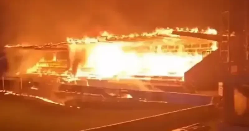 Köklü kulüp küme düştü: 15 yaşındaki taraftarlar stadı ateşe verdi Futbol Haberleri