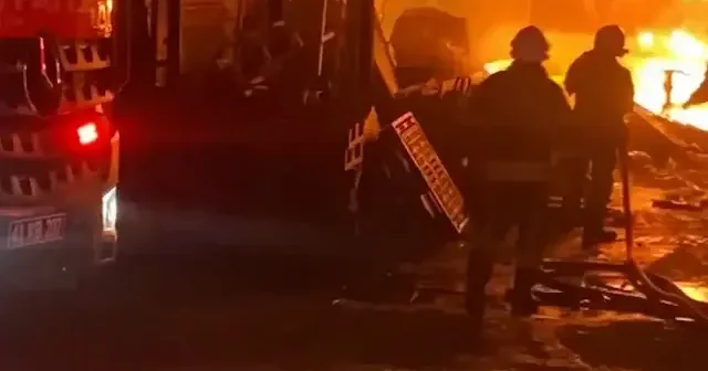 Gebze de geri dönüşüm deposunda çıkan yangın söndürüldü VİDEO İZLE