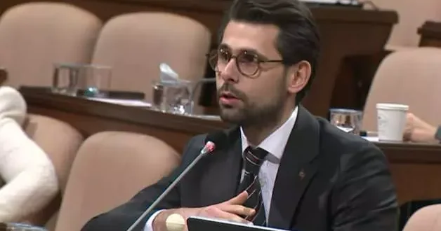 CHP li İBB nin genç fiyaskosu: Gençlik merkezi, gençlik kütüphanesi yalan oldu... Meclis te acı hatırlatma