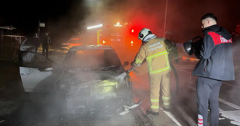 Bartın da park halindeki araç küle döndü