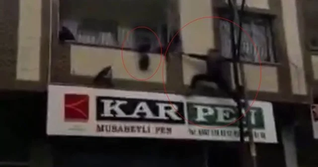 Gaziantep te yürekleri ağza getiren an: Balkonda asılı kalan çocuğu kurtardı Panik anları cep telefonu kamerasında Gaziantep Haberleri