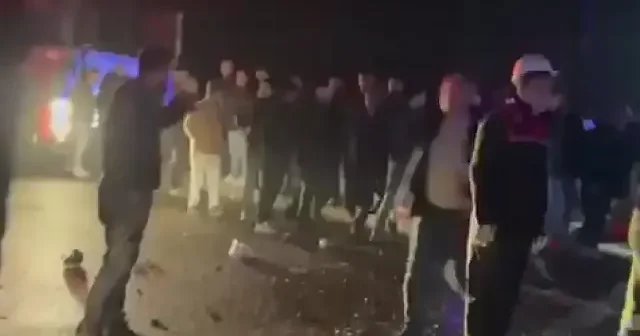 Mardin’de 3 aracın karıştığı kazada 3 kişi hayatını kaybetti VİDEO İZLE