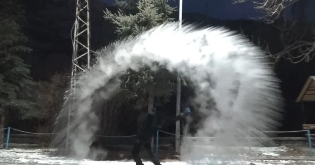 Kars ta Sibirya soğukları etkisini sürdürüyor Vatandaşın havaya serptiği sıcak su yere düşmeden dondu Kars Haberleri