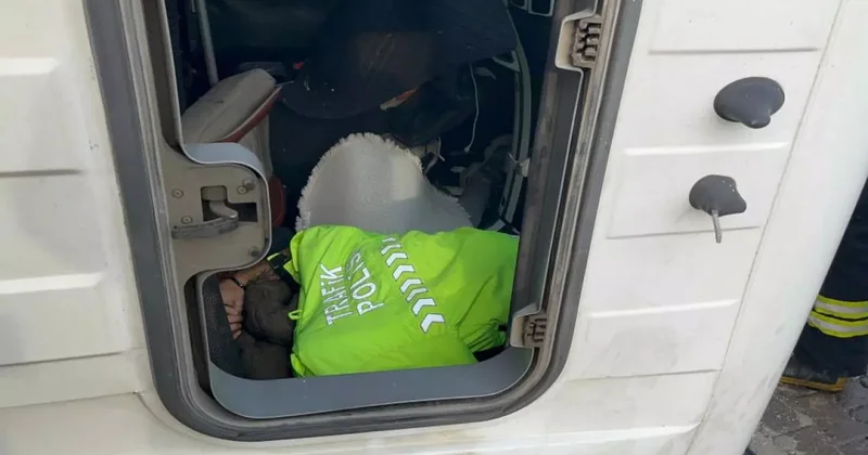 Polis üniformasını çıkarıp yaralının üzerini örttü