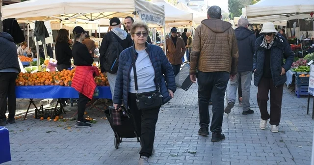 Kuşadası nda Yerel Üretici Sergisi nın tezgahları kışa özgü sebze ve meyvelerle doldu Aydın Haberleri