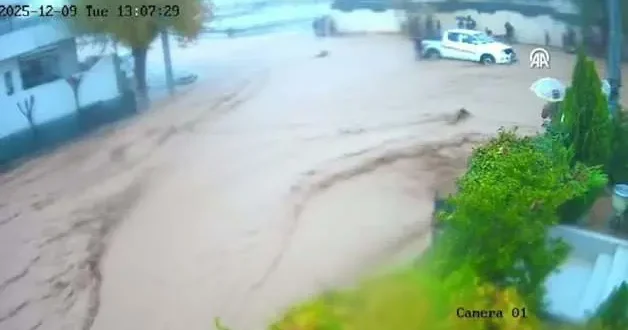 Irak ta sel felaketi: 30 öğrencinin duvarın altında kalmaktan kıl payı kurtuldu