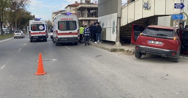 Bursa da kavşakta feci kaza: 5 yaralı Kemeri takılı pusetteki bebek kazadan yara almadan kurtuldu Bursa Haberleri