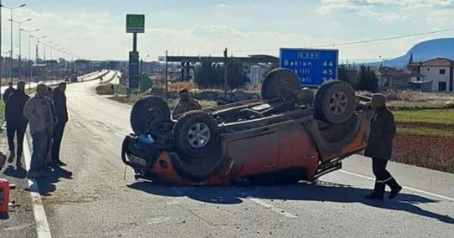 Aksı kırılan pikap takla attı Denizli Haberleri