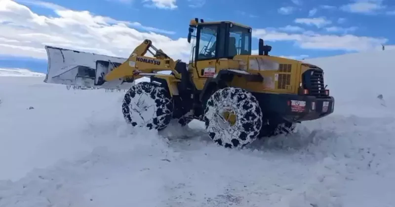 Cenaze aracı yolda kaldı, iş makineleri kapanan yolu açtı