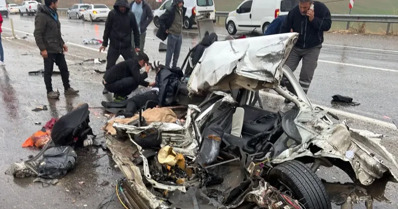 Adıyaman da Otomobil ve Otobüs Çarpıştı