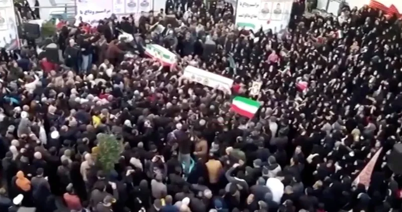 İran sokaklarında gerilim tırmanıyor: Şimdi de rejim yanlıları sokağa indi