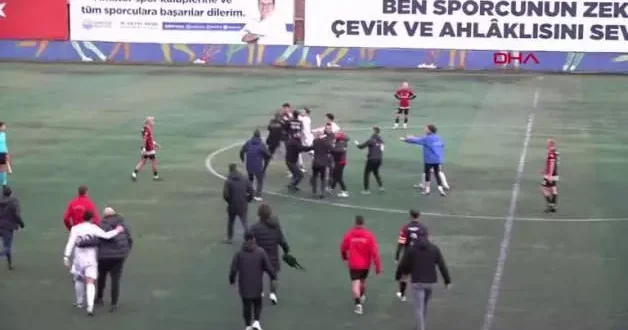 Sarıyer de amatör lig mücadelesinde sahada tekmeler konuştu
