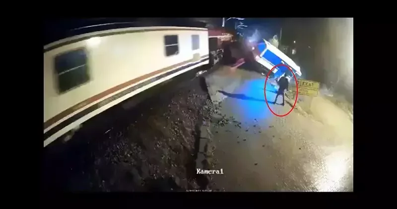 Tren, hemzemin geçitte minibüse çarptı; kaza kamerada