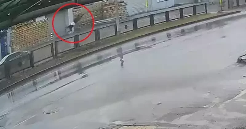 Yolun karşısına geçerken otomobilin çarptığı yaya öldü