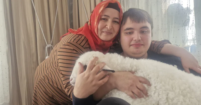 Otizmli oğlunun isteği üzerine aldıkları kuzuya evde bebek gibi bakıyorlar