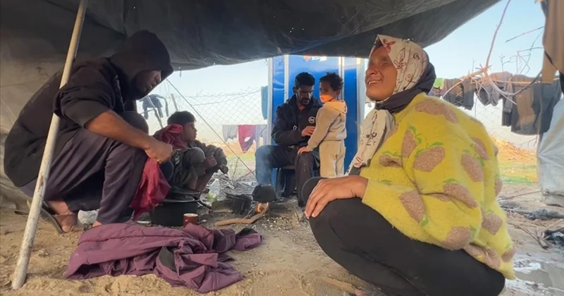 Görme engelli Filistinli anne baba, derme çatma çadırlarında çocuklarının yardımıyla yaşamaya çalışıyor