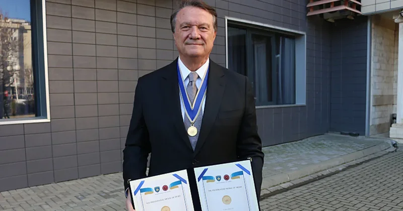 Beşiktaş ın eski başkanı Hasan Arat a Kosova da Onur Nişanı!