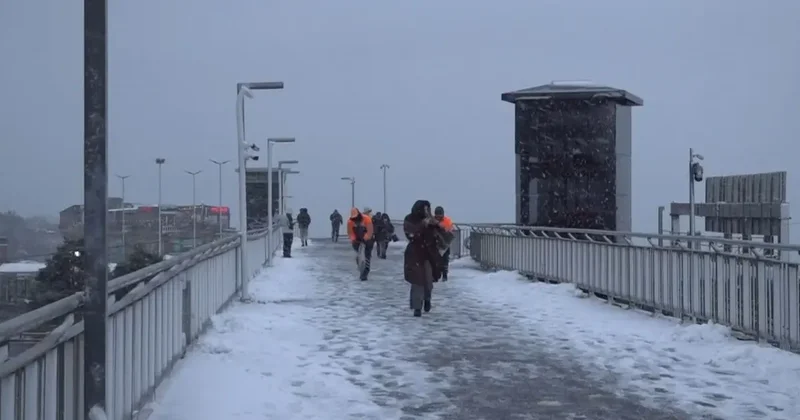 Beylikdüzü metrobüst üst geçidi karla kaplandı