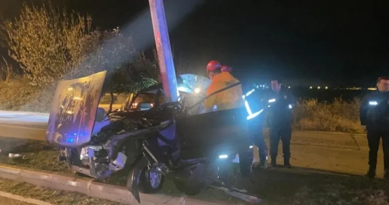 Adana da faciadan dönüldü: İkiye ayrılan araçtan canlı kurtuldu