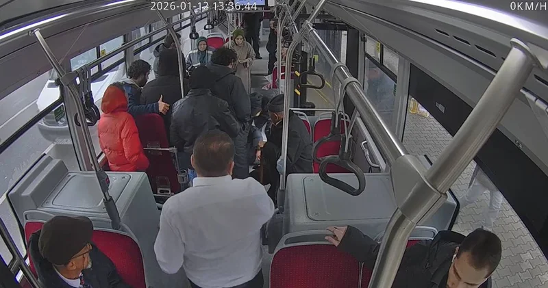 Halk otobüsünde panik anları: Şoför yolcuyu hastaneye yetiştirdi