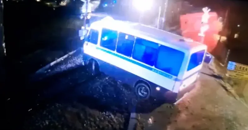 Tren rayda kalan dolmuşa çarptı, sürücü saniyelerle kurtuldu