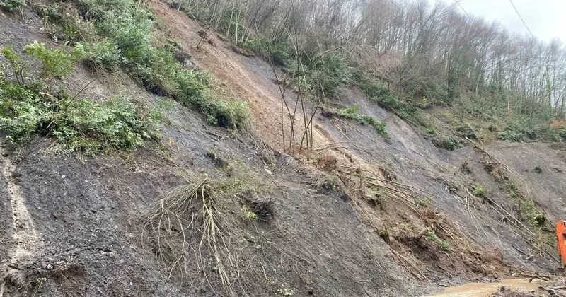 Köy yolunda tekrar heyelan meydana geldi