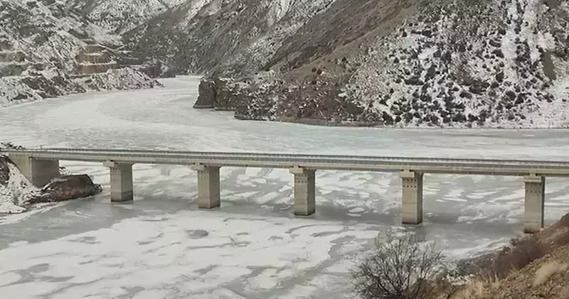 Türkiye nin en hızlı akan nehri buz tuttu