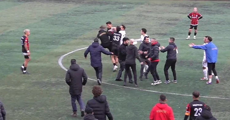 Maçı kaybedince futbolcular sahaya indi, stadyum karıştı! Polis müdahale etti