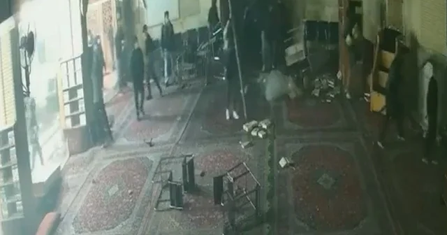 İran da göstericiler camiye zarar verdi VİDEO İZLE