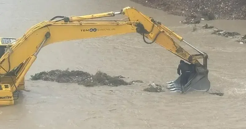 Otomobil çaya düştü, mahsur kalan sürücü kurtarıldı