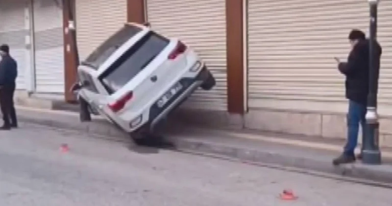 Hızını alamayıp kaldırıma çıktı: Dükkanın önünde yan yatan araç görenleri şaşırttı