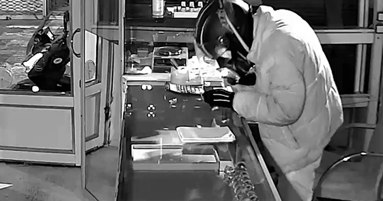 Kuyumcuya girip 6 kilo altın çalan hırsızdan şaşkına çeviren ifade