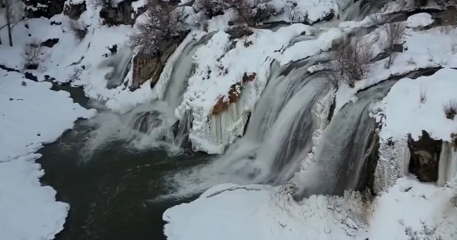 Van’da kış güzelliği: Muradiye Şelalesi’nden kartpostallık manzara VİDEO İZLE