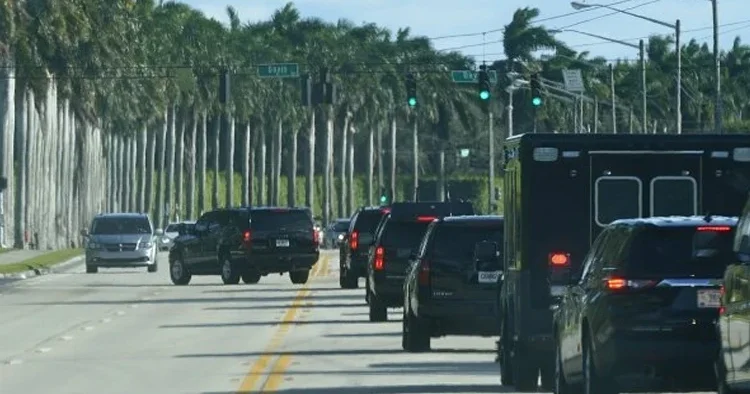 Trump ın konvoyuna saldırı alarmı: Şüpheli nesne panik yarattı