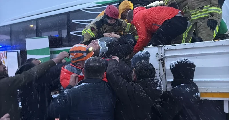 Yolcu otobüsü ile TIR ın çarpıştığı kazada can pazarı Sözcü Gazetesi