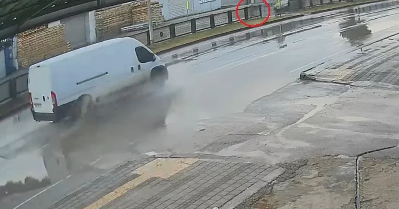 Otomobilin çarptığı yaşlı adam havada metrelerce savruldu Sözcü Gazetesi