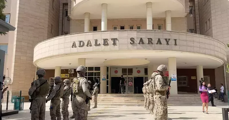 Kaçak göçmenlere sahte evrak düzenleyen şebekeye operasyon: 20 gözaltı