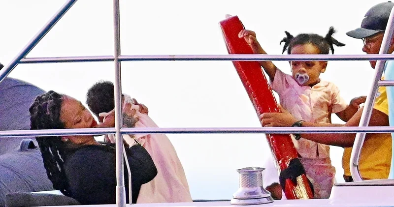 Rihanna ailesiyle yat gezisinde