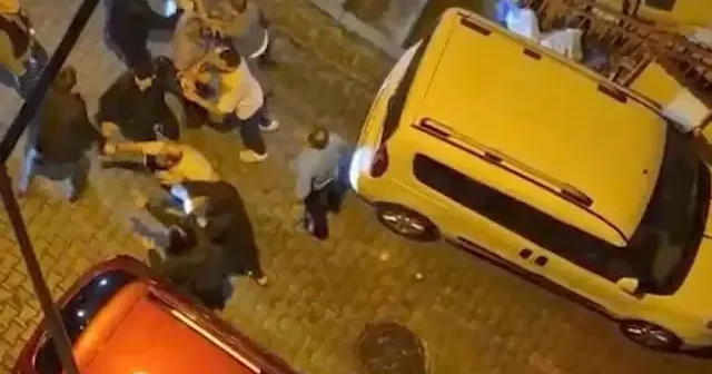 Kağıthane’de korna krizi meydan savaşına döndü: Sürücü sokak ortasında darbedildi VİDEO İZLE