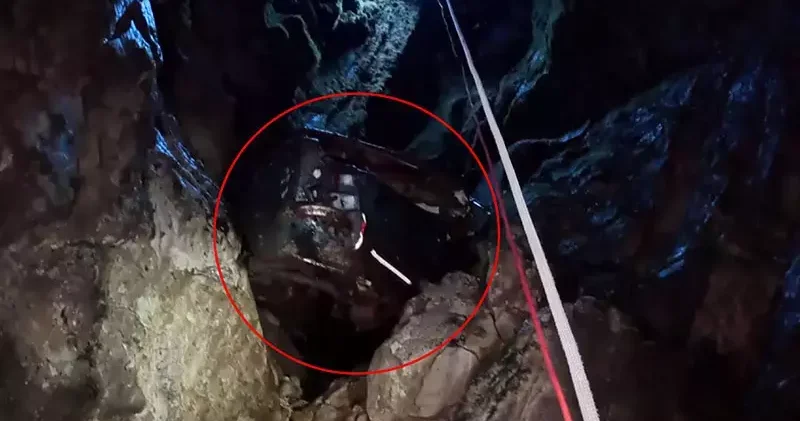 Keşif için girdikleri mağarada hurda otomobille karşılaştılar