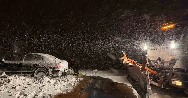 Başkale’de yoldan çıkan otomobil kara saplandı