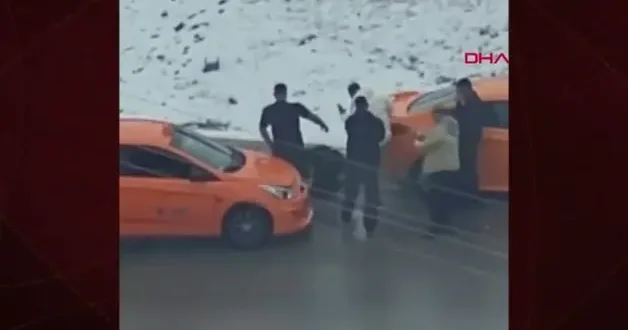Ankara da 5 kişi bir kişiyi yol ortasında tekme ve yumrukla darp etti