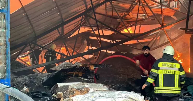 Mersin de plastik ham madde deposunda yangın: Çok sayıda itfaiye ekibi müdahale ediyor