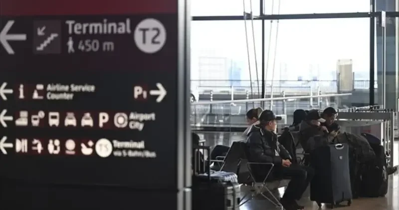 Zorlu kış şartları Frankfurt Havalimanı nı vurdu: Uçuşlar aksıyor Dünya Haberleri